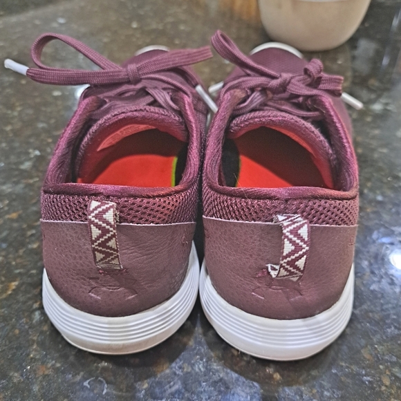 Under Armour sz 6 woman's running shoe -Burgundy Color - Picture 5 of 5
